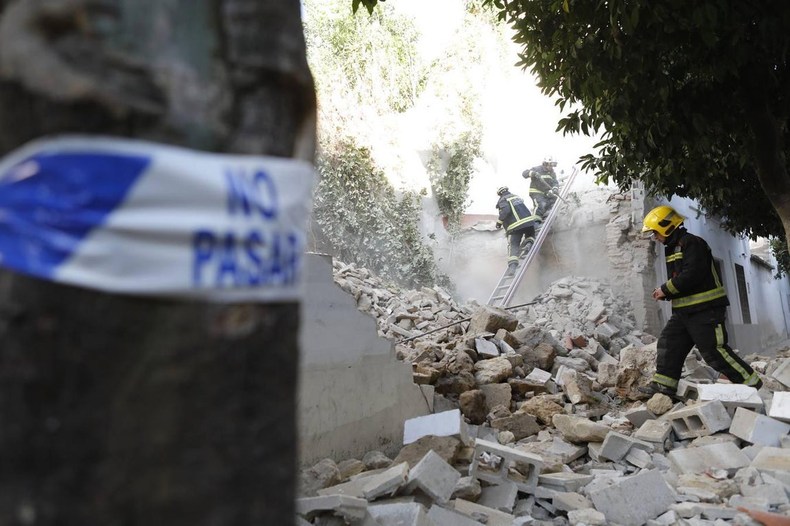 El derrumbe de un muro en la calle San Fernando de Córdoba, en imágenes