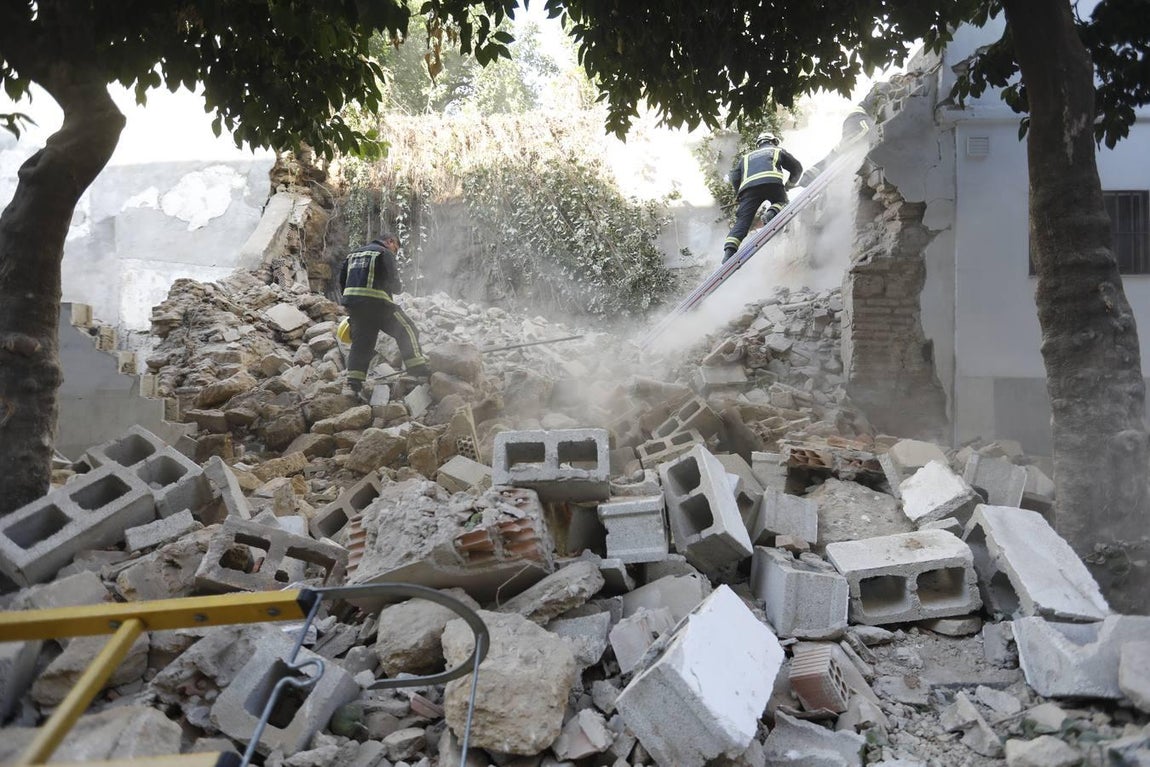 El derrumbe de un muro en la calle San Fernando de Córdoba, en imágenes