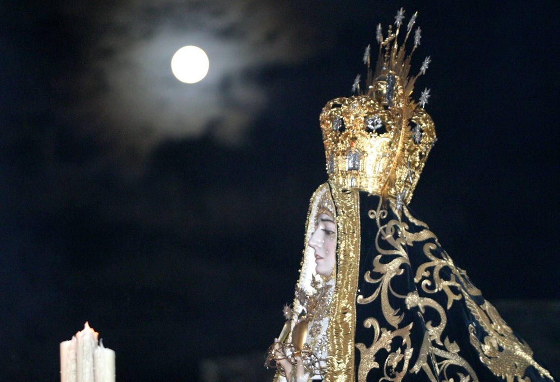 La Virgen, con la luna llena como fondo