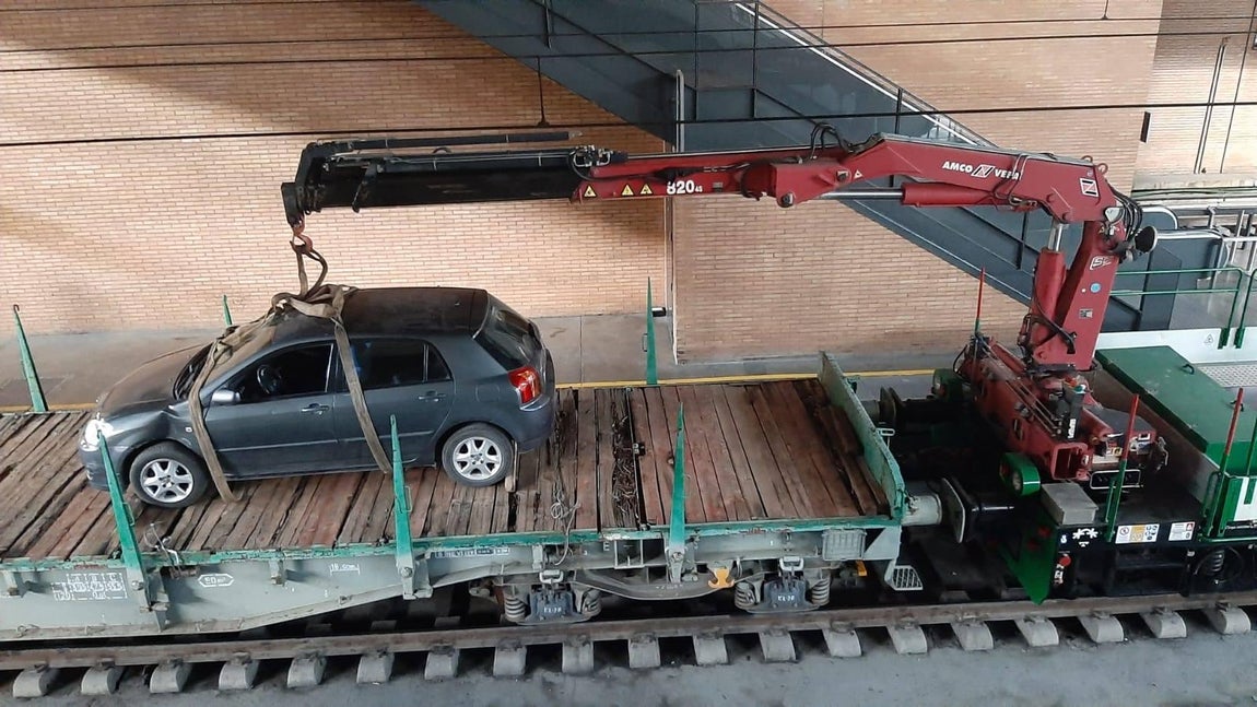 Un conductor circula por error por una vía hasta Santa Justa