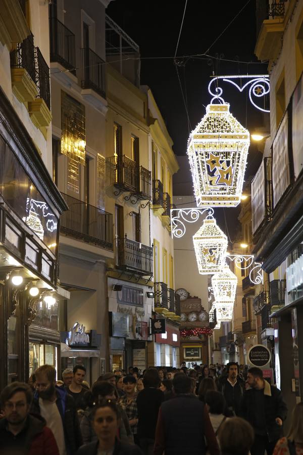 Fotogalería: Sevilla luce ya su alumbrado navideño