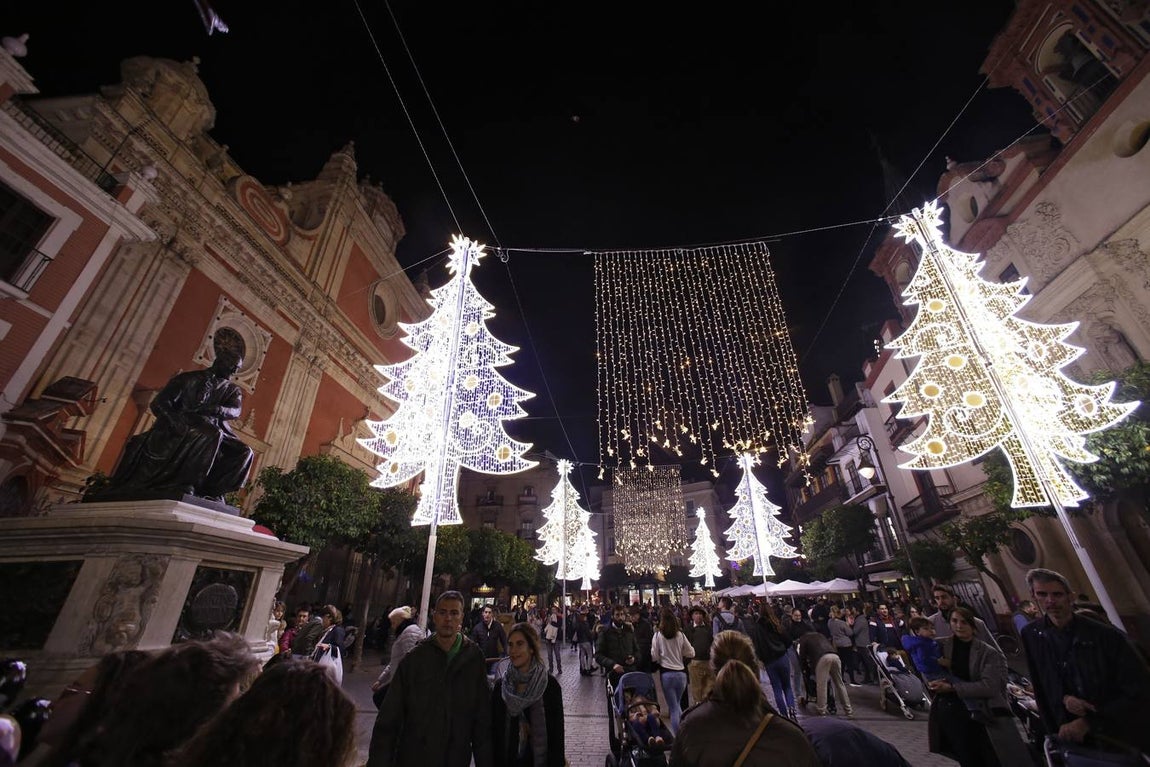 Fotogalería: Sevilla luce ya su alumbrado navideño