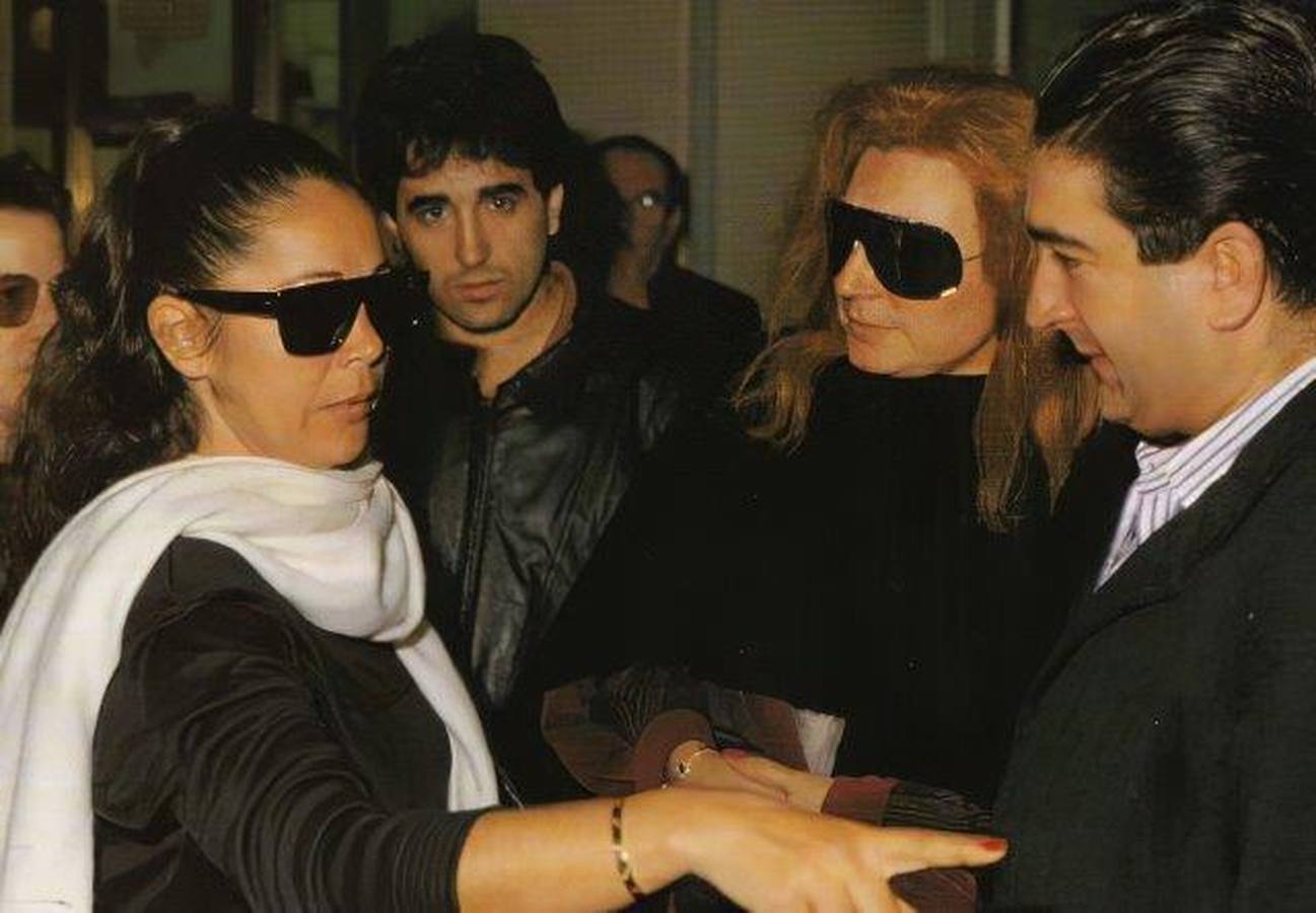 Encuentro en el aeropuerto. Isabel Pantoja y Rocío Carrasco mantuvieron una relación cordial. La imagen recoge un encuentro de ambas en un aeropuerto, en presencia de Bernardo y Juan Pantoja, hermanos de la sevillana