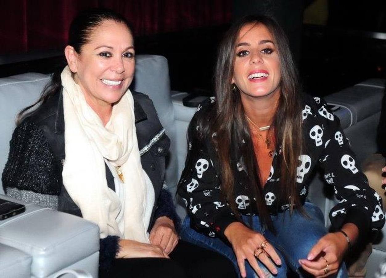 Una familia de artistas. Varios integrantes de la familia Pantoja han intentado emular el éxito de Isabel con resultados dispares. Su hermano Agustín llegó a coasechar algunos éxitos. En la imagen, con su sobrina Anabel Pantoja