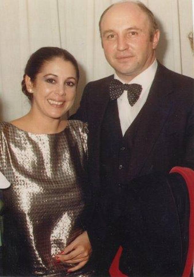 Su médico de cabecera. Otra imagen con el doctor Muñoz Cariñanos, quien se encargaba de mantener la voz de la tonadillera. El otorrino sería vilmente asesinado por ETA en 2000