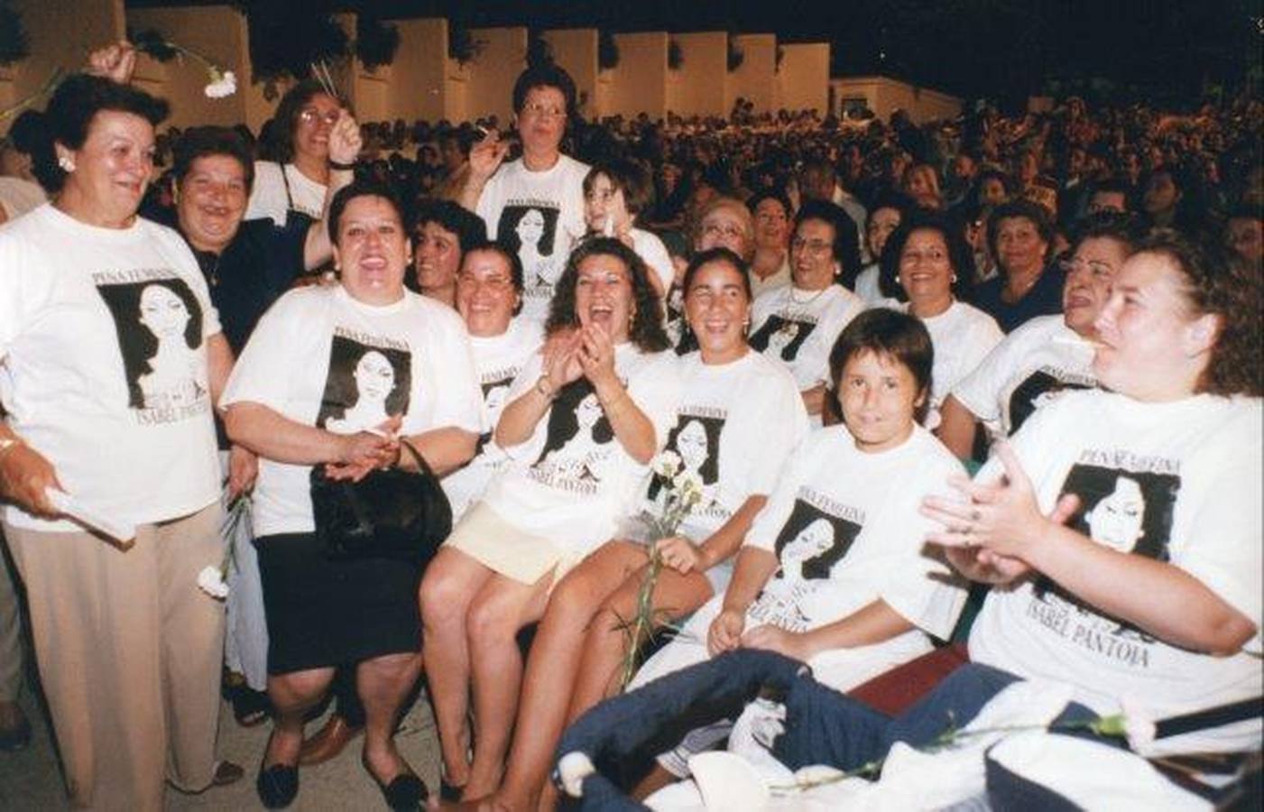 Locura por Pantoja. La tonadillera siempre ha movido a un numeroso grupo de fans. Varios seguidores posan con camisetas con la imagen de Pantoja momentos antes de una actuación
