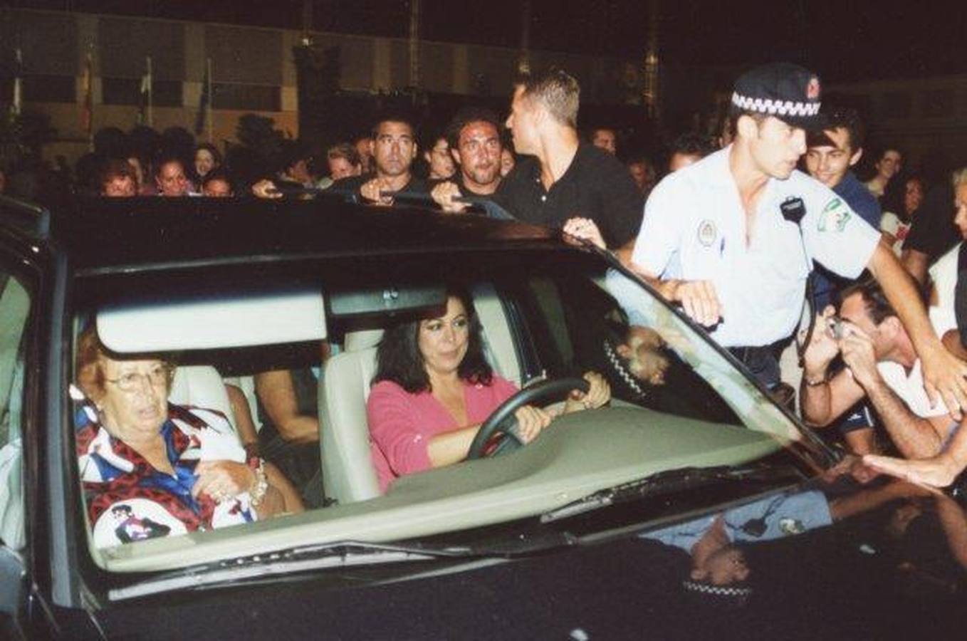 Acoso mediático y popular. La cantante se ha resignado a convivir desde muy joven con el acoso de los fans y los medios de comunicación. En la imagen intenta salir con su vehículo tras un concierto