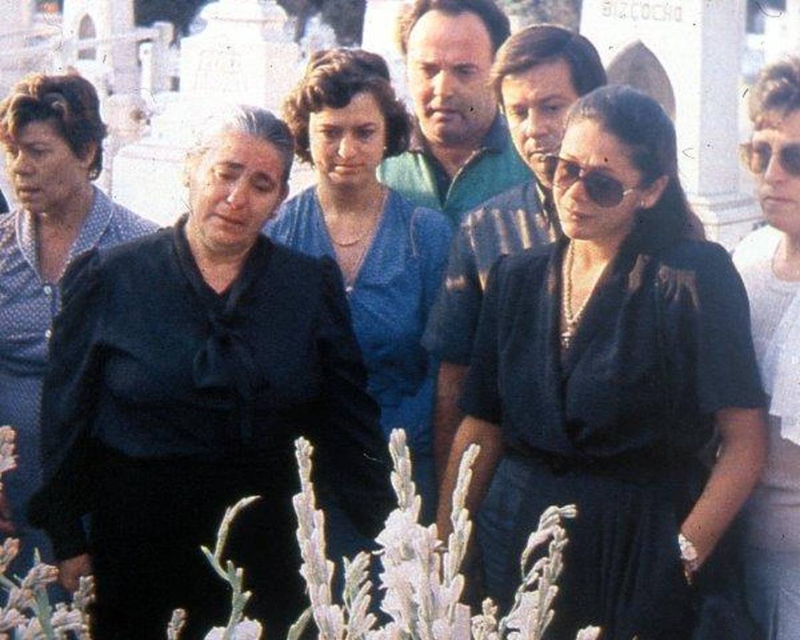Rota por el dolor. Isabel Pantoja y su madre  ante la tumba de «Paquirri» pocos días después del entierro, en 1984. El libro recoge la primera entrevista que se le hizo a la cantante tras quedar viuda, realizada por Jesús Quintero