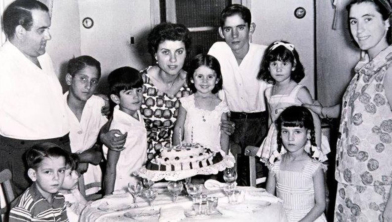 Cumpleaños en Triana. Isabel Pantoja tuvo una familia feliz en el barrio sevillano del Tardón, en Triana. En la imagen aparece durante una celebración familiar junto a su madre, Ana MArtín, y su padre, Juan Pantoja «Chiquetete»