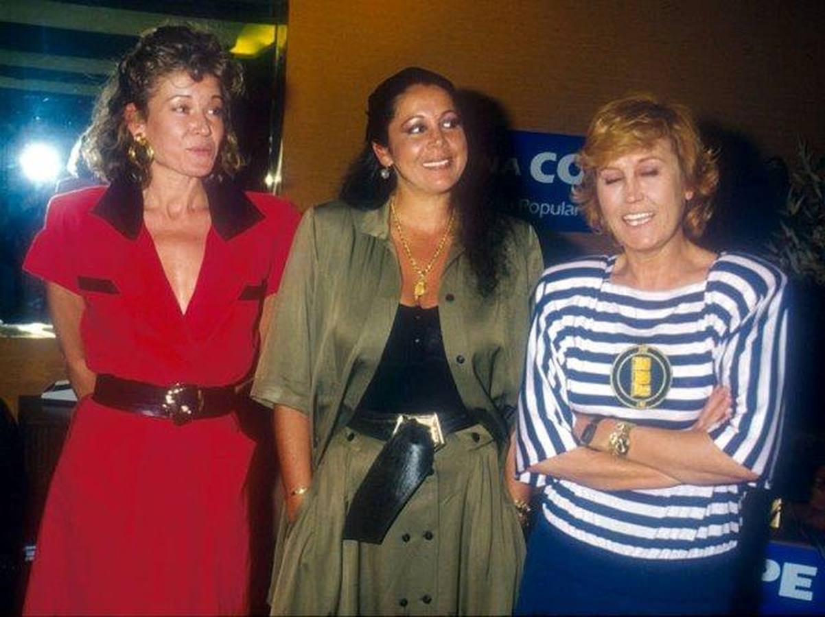 Amistades radiofónicas. La amistad de Isabel Pantoja con la periodista Encarna Sánchez fue muy comentada. En la imagen aparece junto a otra colaboradora de Encarna, Mila Ximénez, en los estudios de la COPE