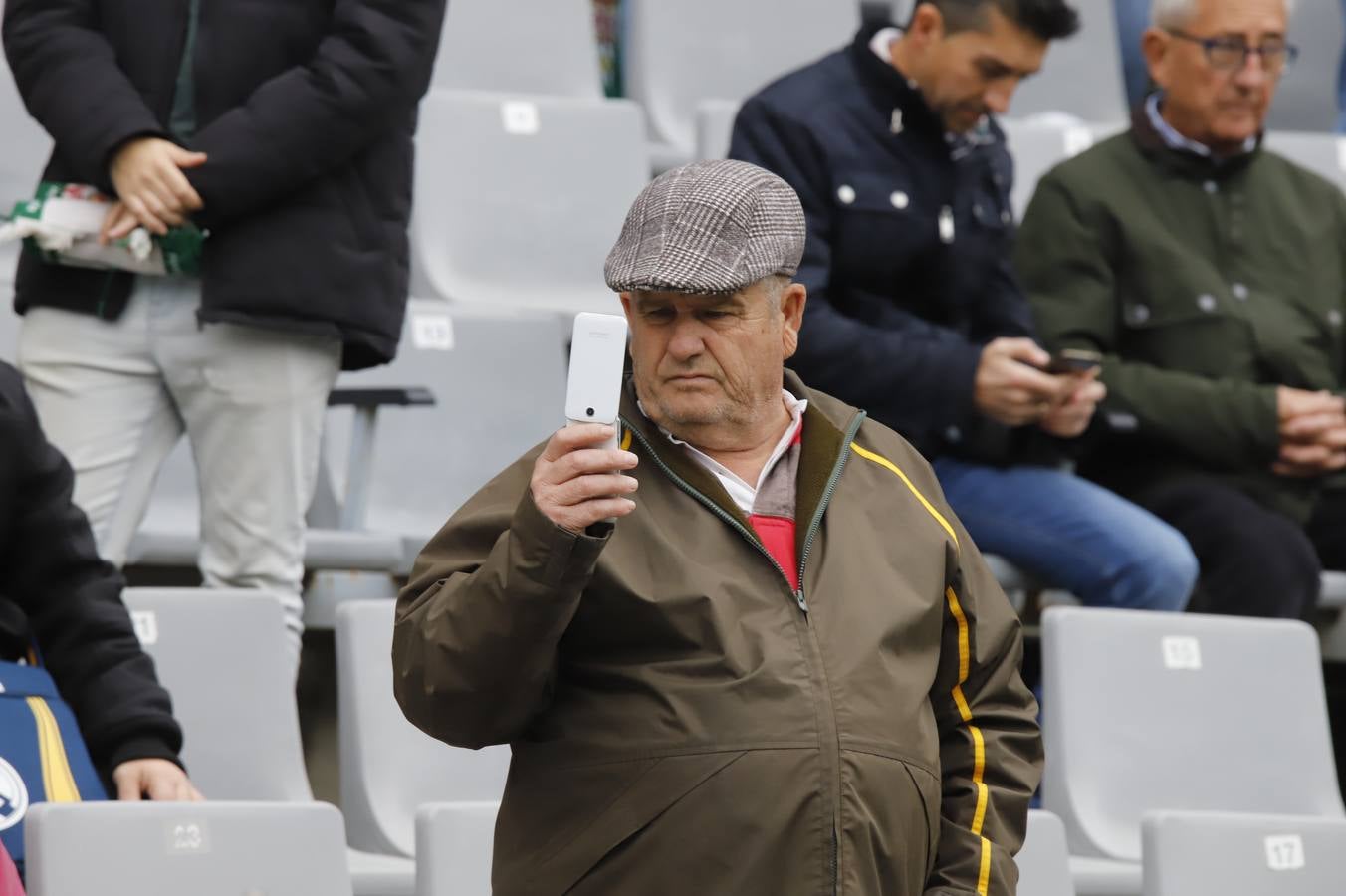 El ambiente navideño en la grada del Córdoba CF-Marbella