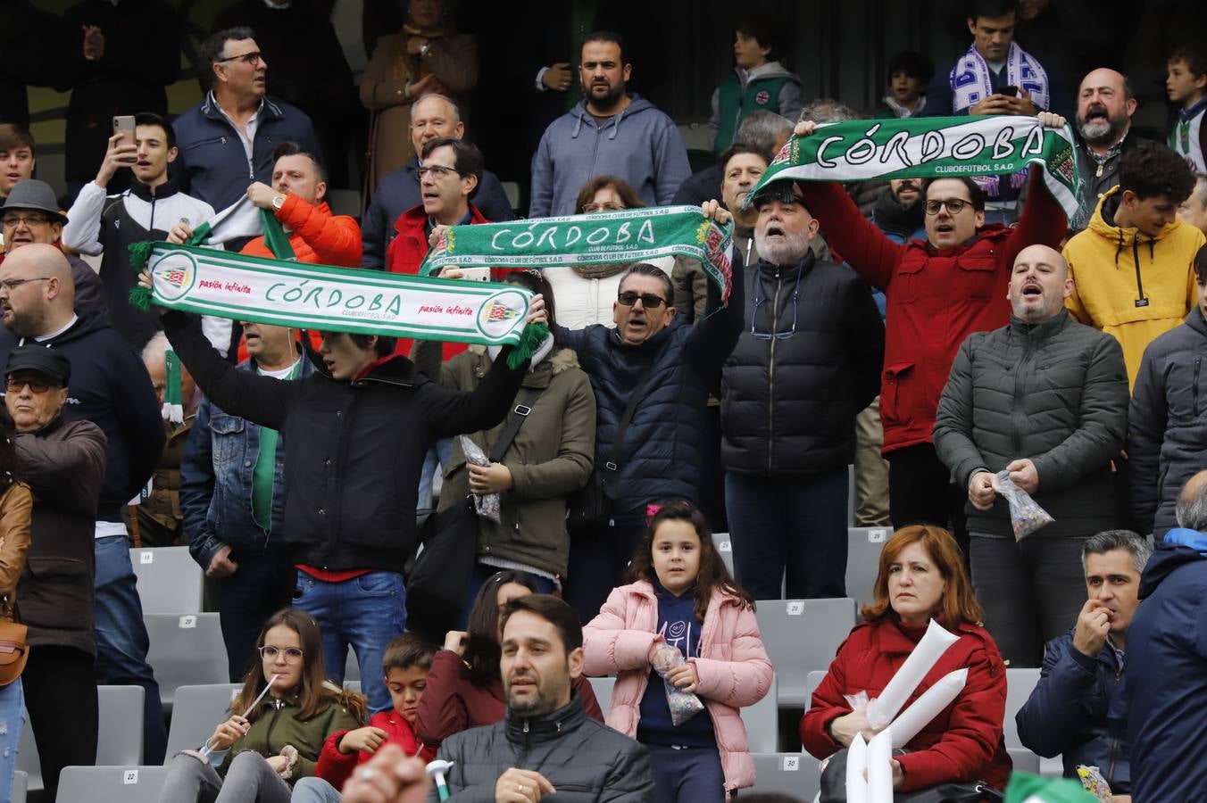 El ambiente navideño en la grada del Córdoba CF-Marbella