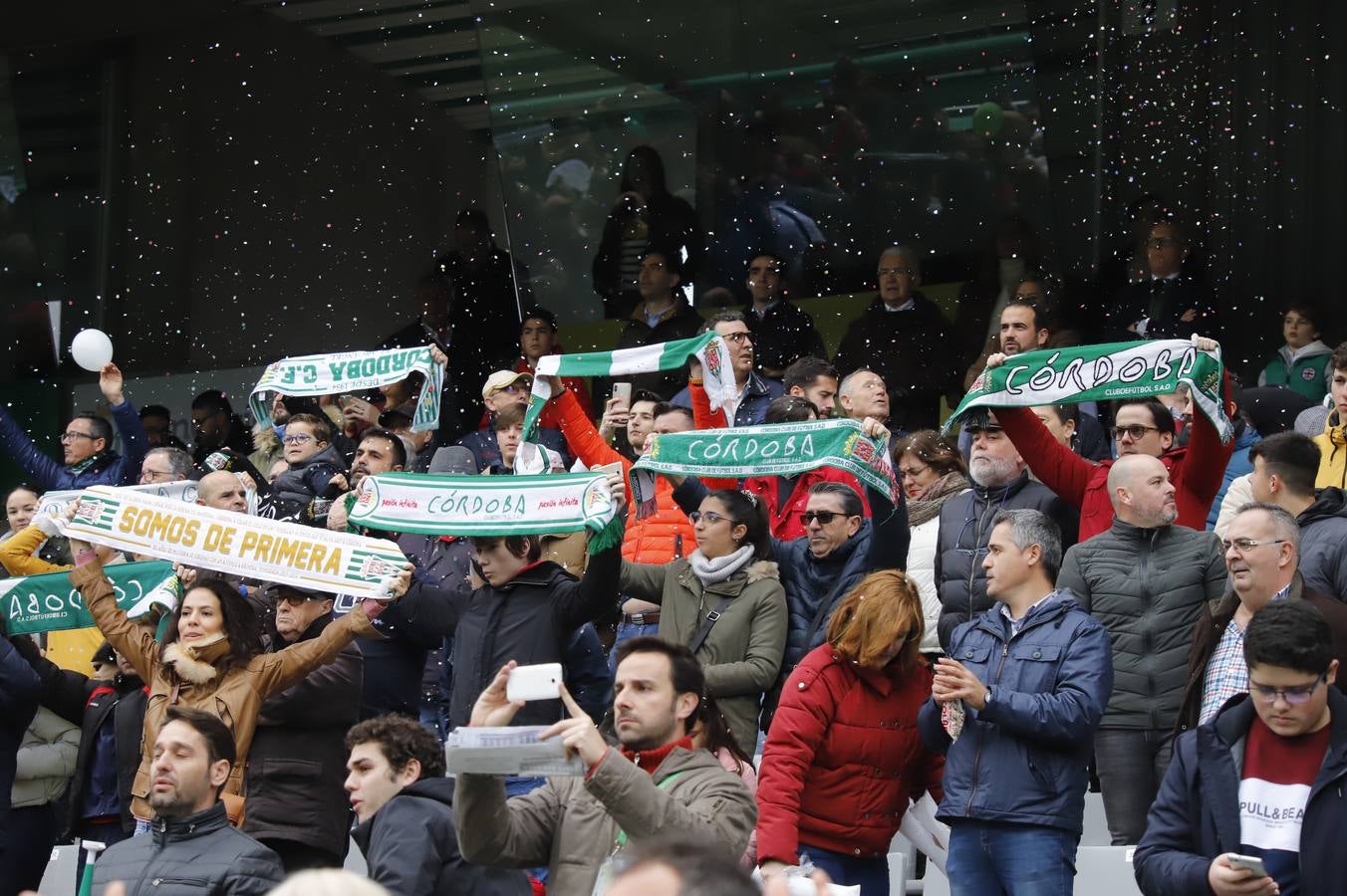 El ambiente navideño en la grada del Córdoba CF-Marbella