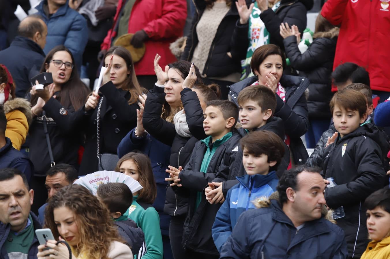 El ambiente navideño en la grada del Córdoba CF-Marbella