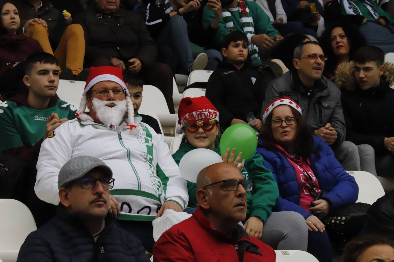 El ambiente navideño en la grada del Córdoba CF-Marbella