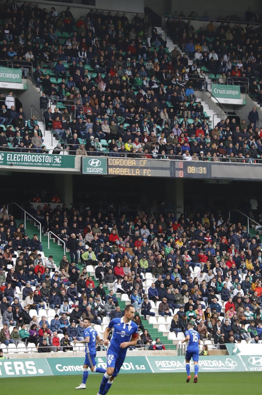 El ambiente navideño en la grada del Córdoba CF-Marbella