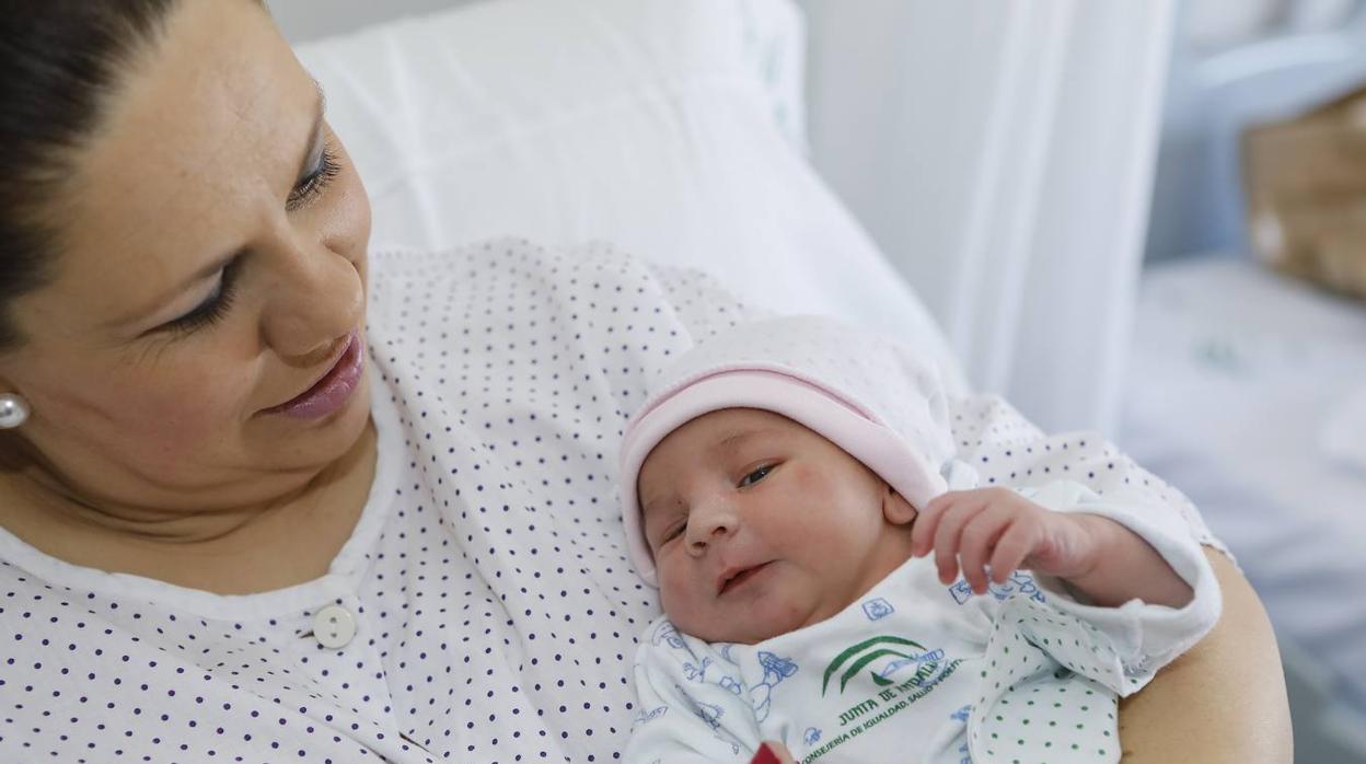 Así es Martina, el primer bebe nacido en Sevilla en 2020