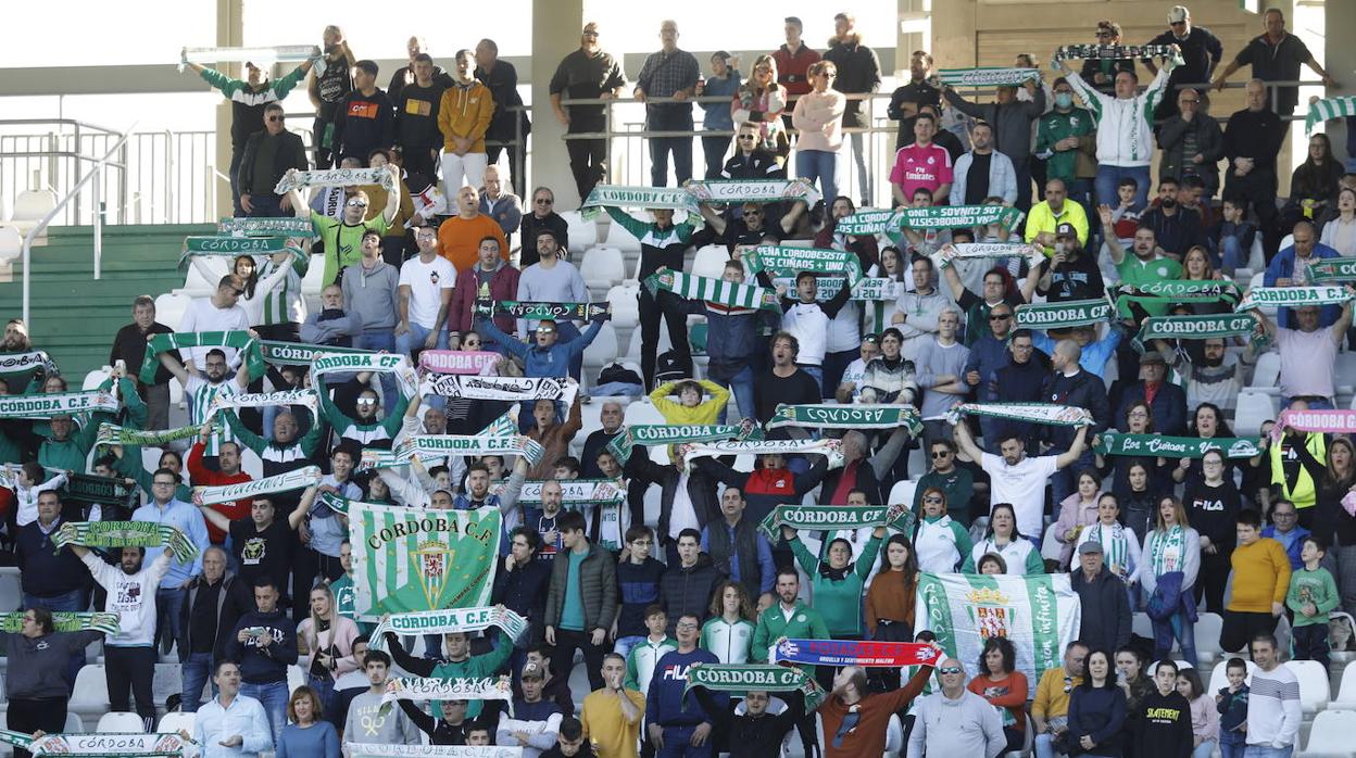 El ambiente en la grada del Córdoba-Yeclano, en imágenes