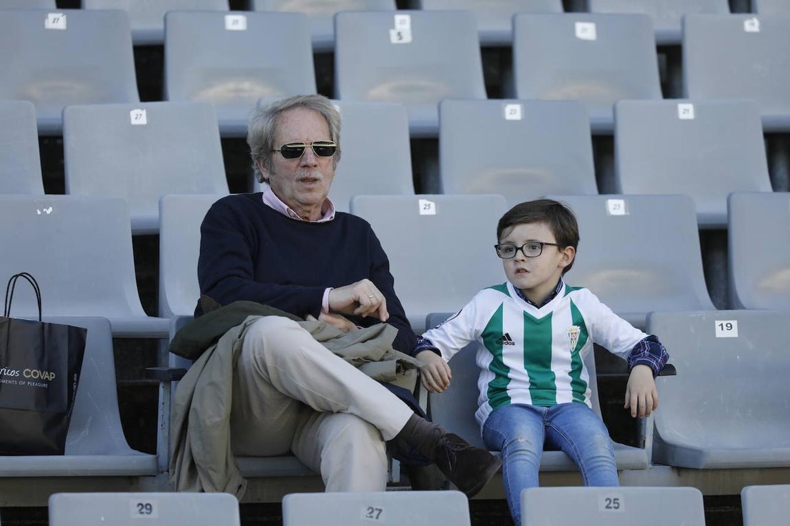 El ambiente en la grada del Córdoba-Yeclano, en imágenes