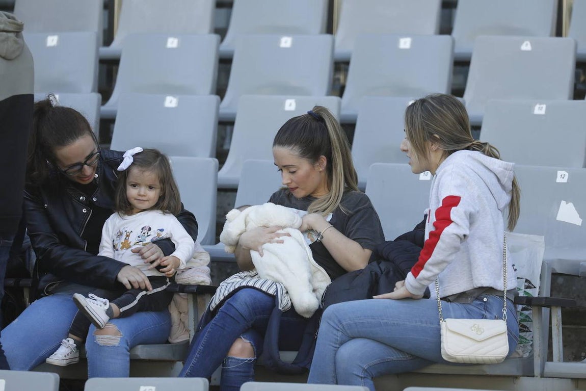 El ambiente en la grada del Córdoba-Yeclano, en imágenes