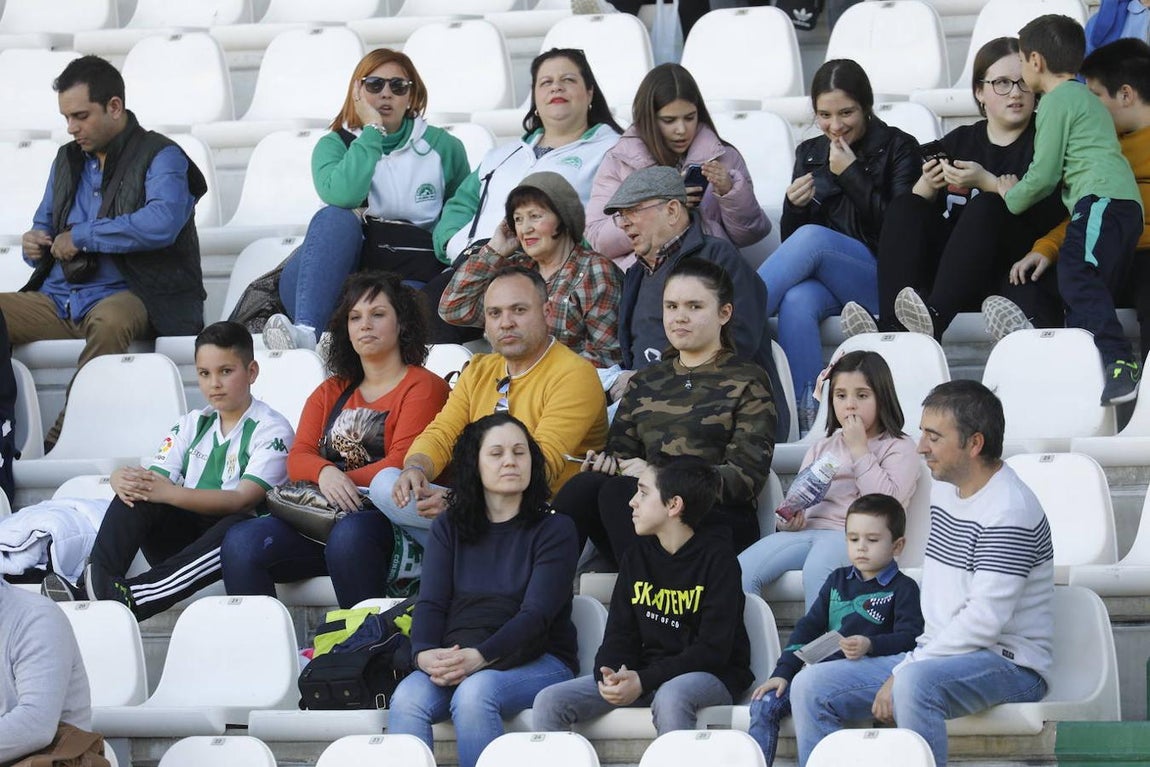 El ambiente en la grada del Córdoba-Yeclano, en imágenes