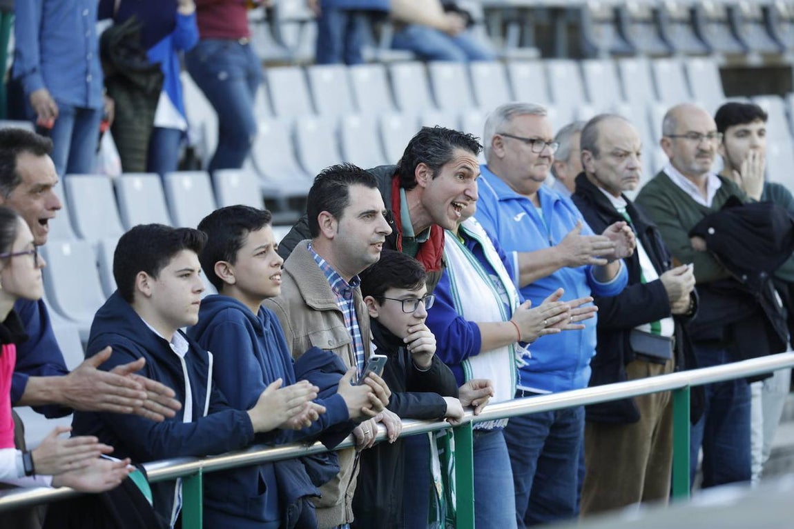 El ambiente en la grada del Córdoba-Yeclano, en imágenes