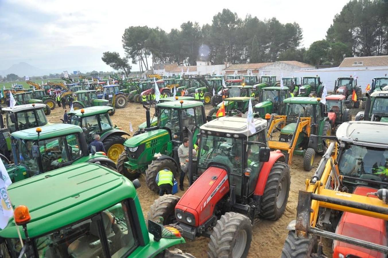 El campo traslada a Málaga sus reivindicaciones y los agricultores cortan la A-92