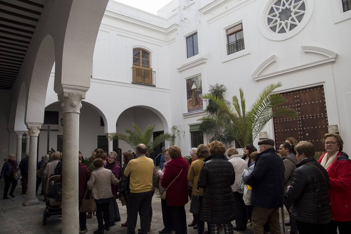 Cientos de personas rinden homenaje a Santa Ángela de la Cruz en Sevilla