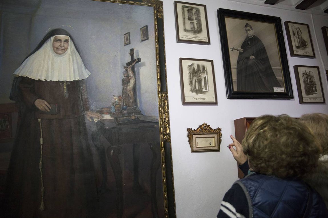 Cientos de personas rinden homenaje a Santa Ángela de la Cruz en Sevilla