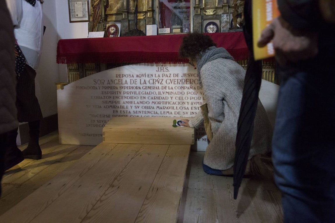 Cientos de personas rinden homenaje a Santa Ángela de la Cruz en Sevilla