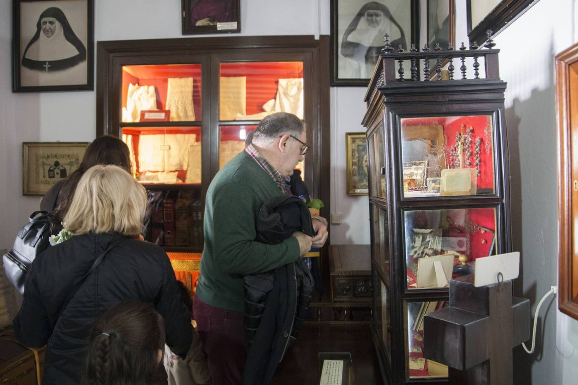 Cientos de personas rinden homenaje a Santa Ángela de la Cruz en Sevilla