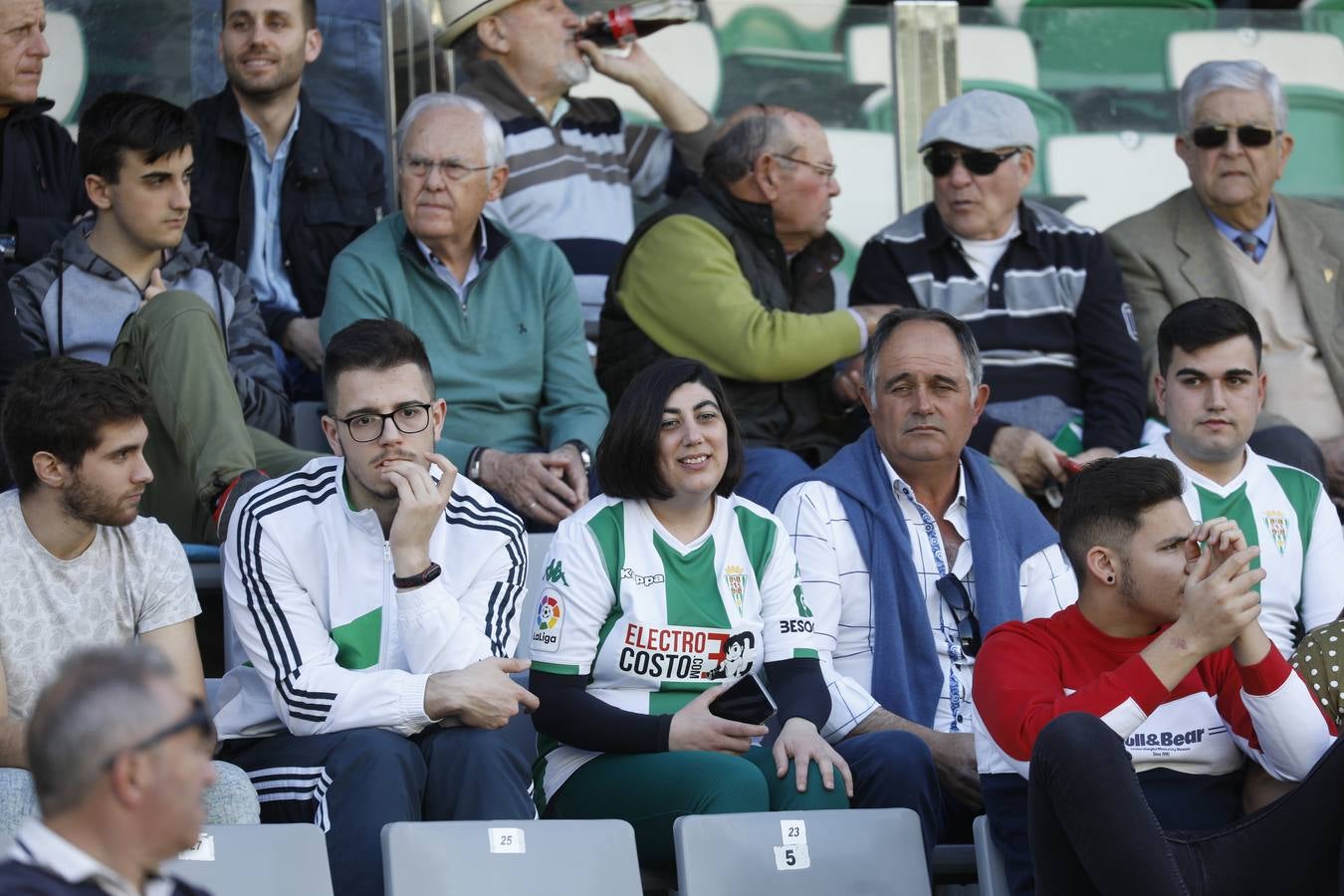 El ambiente en la grada del Córdoba CF-Cartagena, en imágenes