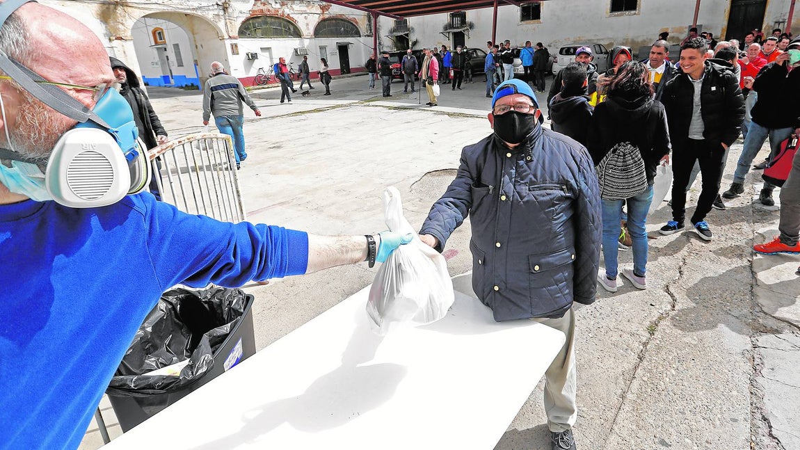 En imágenes, el reparto de comida en Córdoba frente al coronavirus