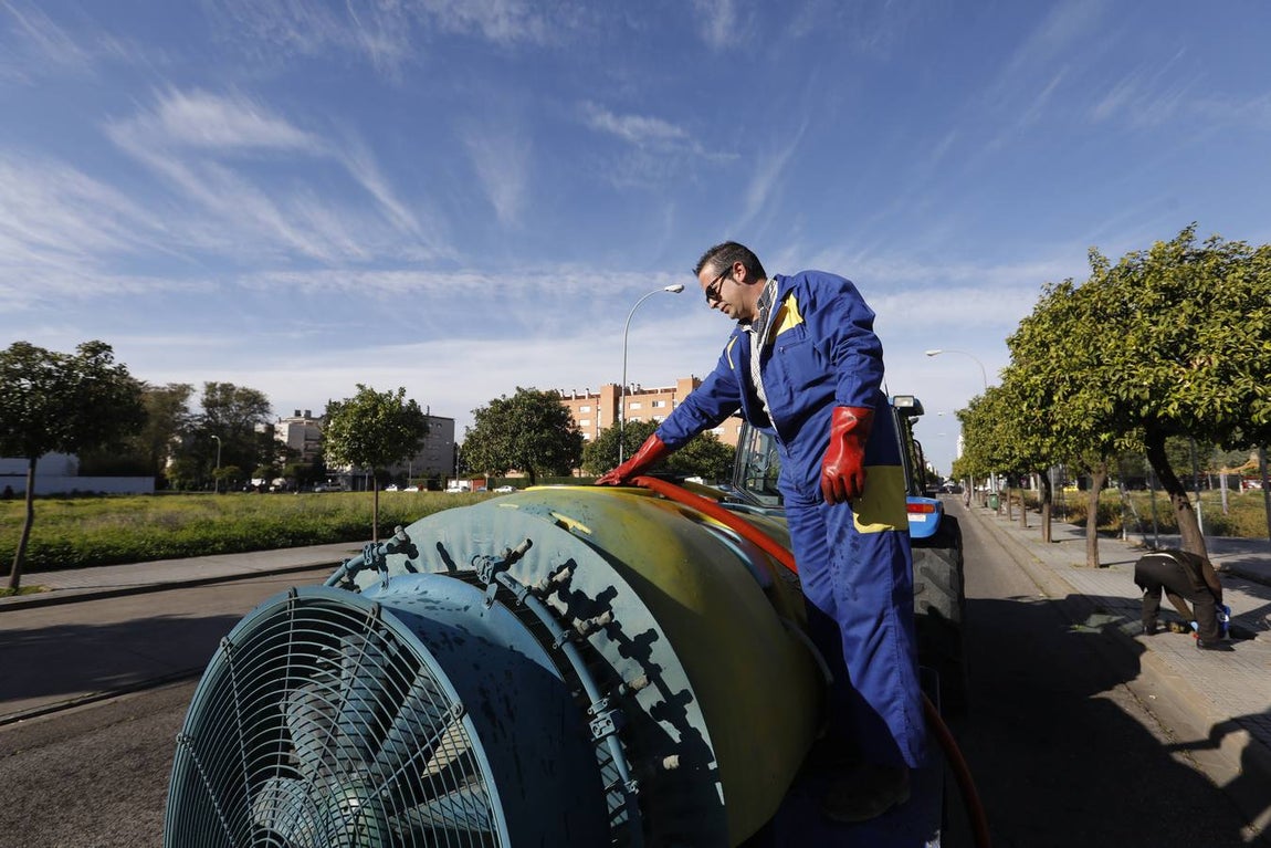 Tractores de los agricultores y Sadeco desinfectan Córdoba, en imágenes