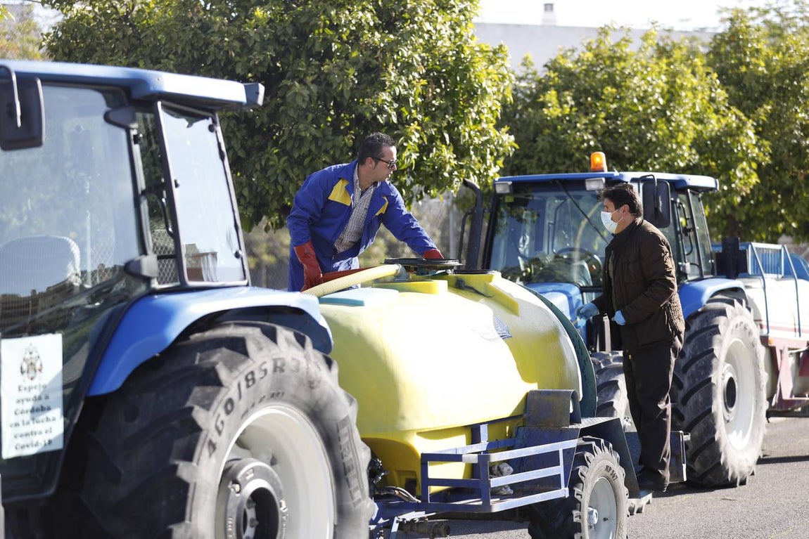 Tractores de los agricultores y Sadeco desinfectan Córdoba, en imágenes