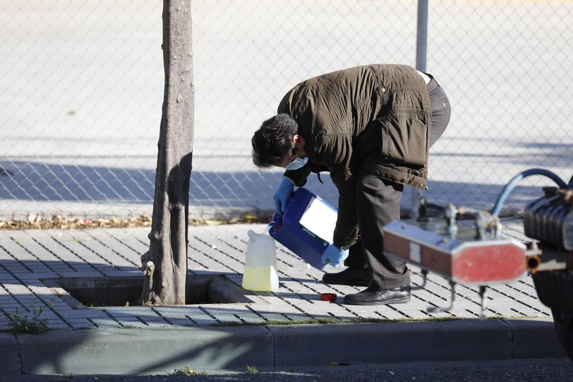 Tractores de los agricultores y Sadeco desinfectan Córdoba, en imágenes