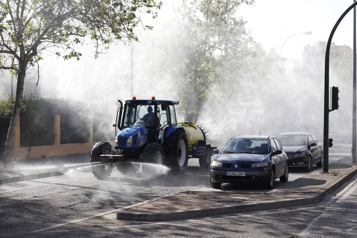 Tractores de los agricultores y Sadeco desinfectan Córdoba, en imágenes