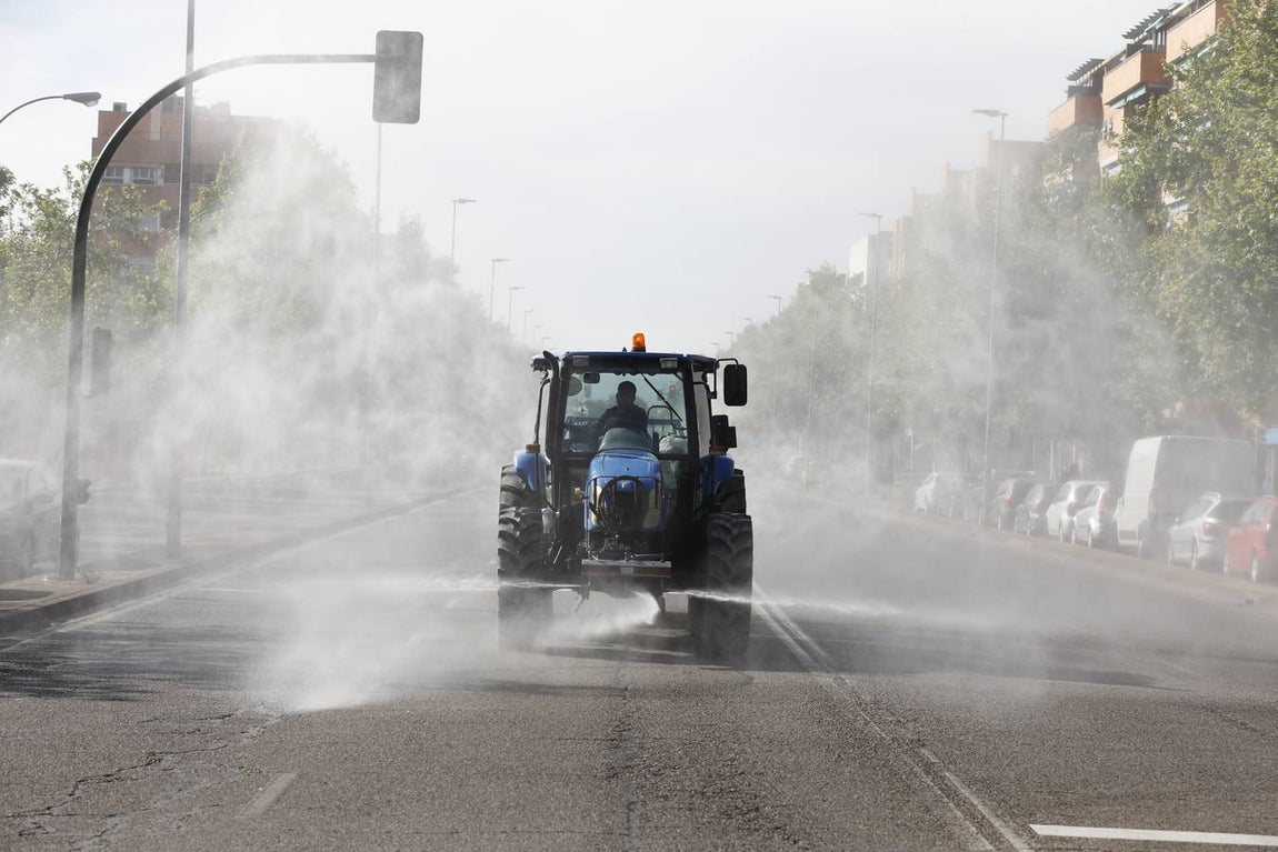 Tractores de los agricultores y Sadeco desinfectan Córdoba, en imágenes