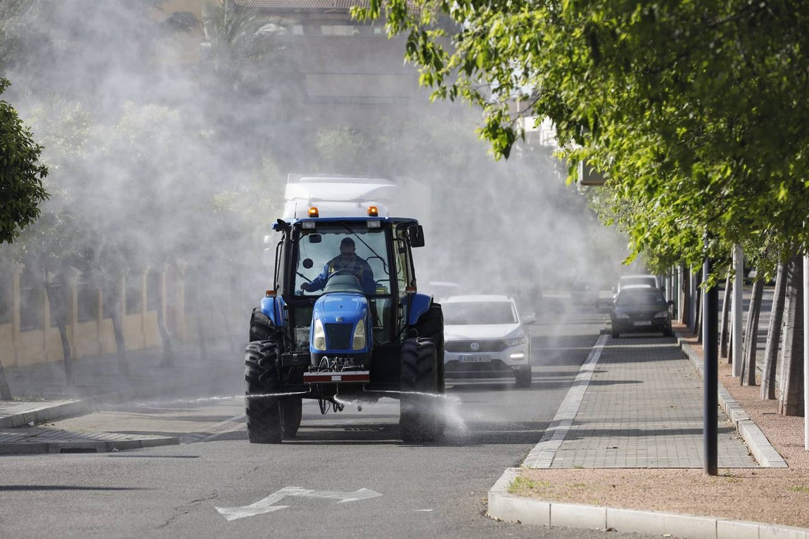 Tractores de los agricultores y Sadeco desinfectan Córdoba, en imágenes
