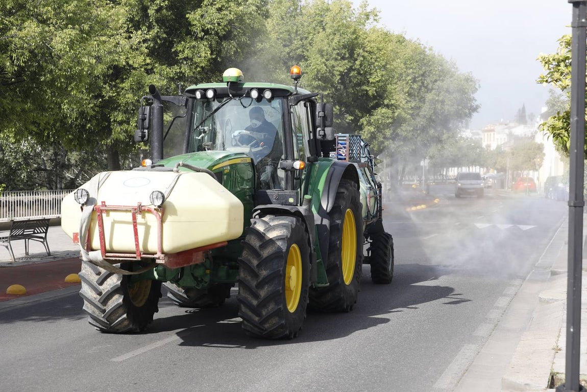 Tractores de los agricultores y Sadeco desinfectan Córdoba, en imágenes
