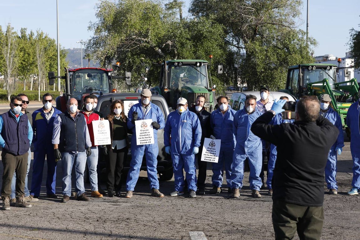 Tractores de los agricultores y Sadeco desinfectan Córdoba, en imágenes