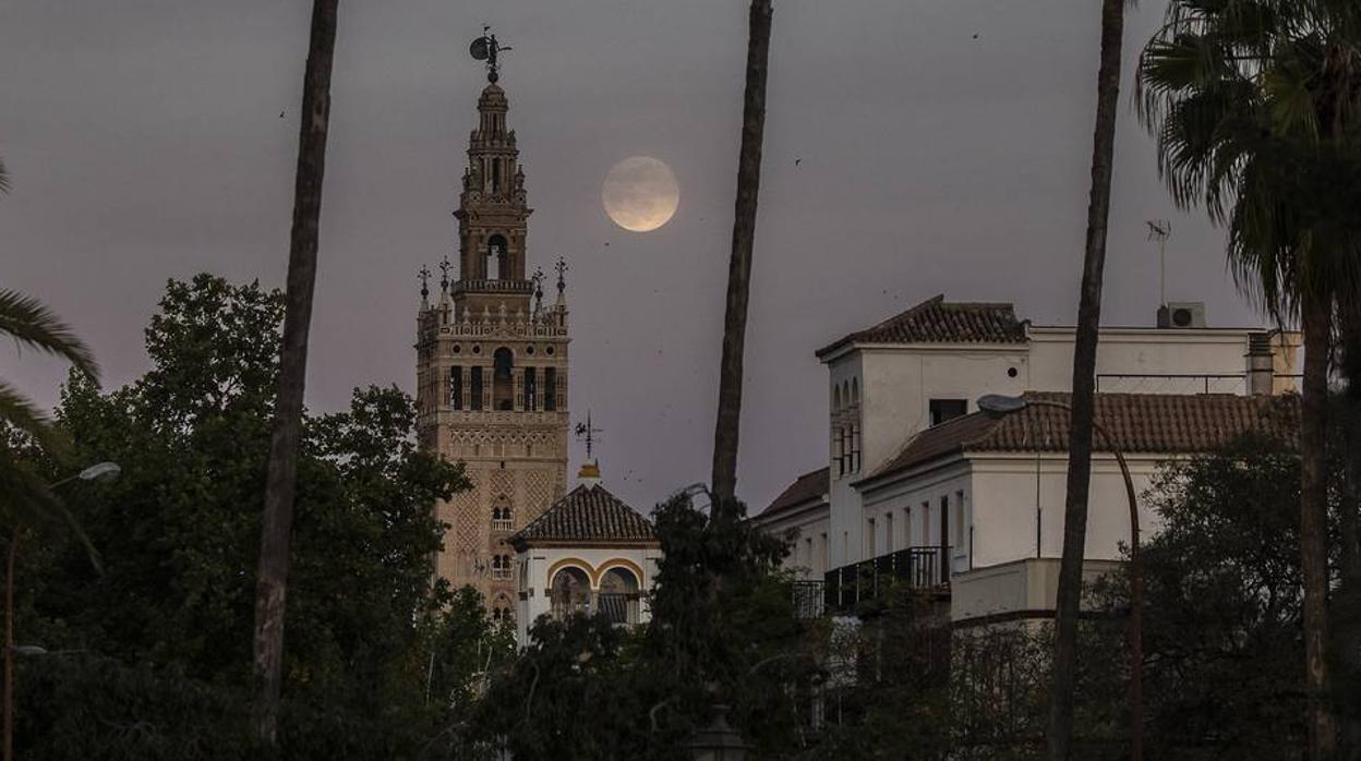 La luna tiñe de rosa las noches de Sevilla