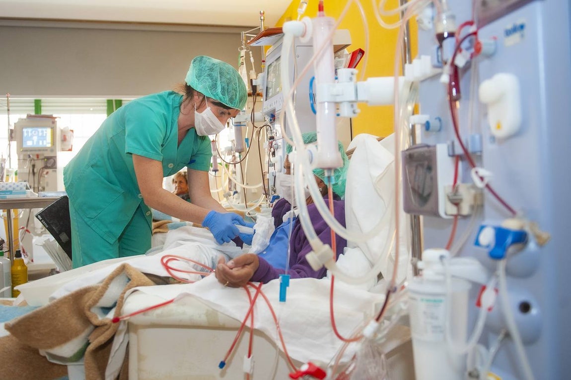 Martes Santo. La Sangre (San Benito). Una sanitaria, cubierta con mascarilla, somete a hemodiálisis a un paciente para lograr retirar los elementos tóxicos de la sangre que sus riñones no pueden eliminar de forma natural.