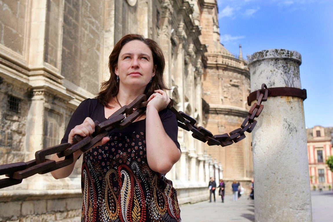 Martes Santo. El Dulce Nombre. Ana Bella, mujer superviviente de la violencia de género que fue capaz de romper con las cadenas del maltrato al que estuvo sometida durante 11 años, y crear por sí misma la "Fundación Ana Bella" tejiendo una Red de Mujeres Supervivientes que se ayudan unas a otras proporcionando un hogar, un empleo, formación, etc, para salir adelante.