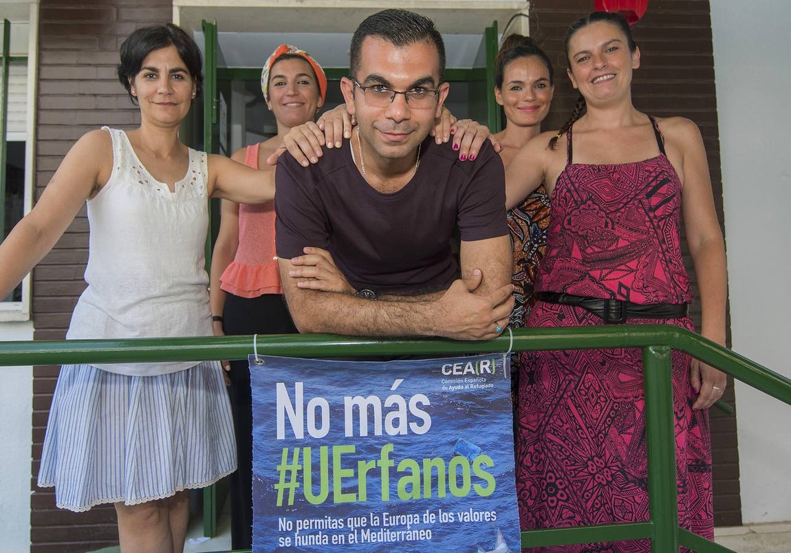 Miércoles Santo. El Refugio (San Bernardo). Centro de Atención al Refugiado de Sevilla de la calle Tiberiades, en el Día Mundial de las Personas Refugiadas. Ammed Abduljabbar (Iraq) arropado por las trabajadoras del Centro.