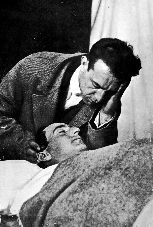 Ignacio Sánchez Mejías, junto al cadáver de su cuñado Joselito «El Gallo»