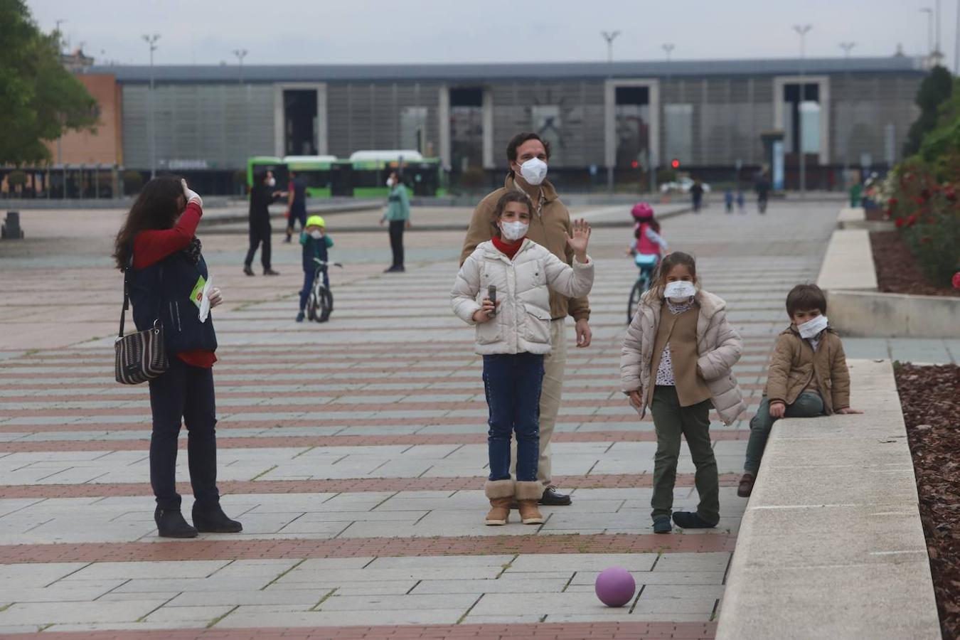 Los padres de Córdoba, el primer día de salida: «Los niños estaban muy aburridos de estar tanto en casa»