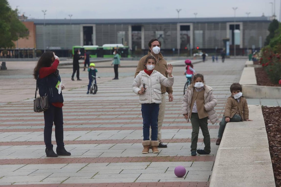 En imágenes, la primera salida de los niños a la calle en Córdoba (II)