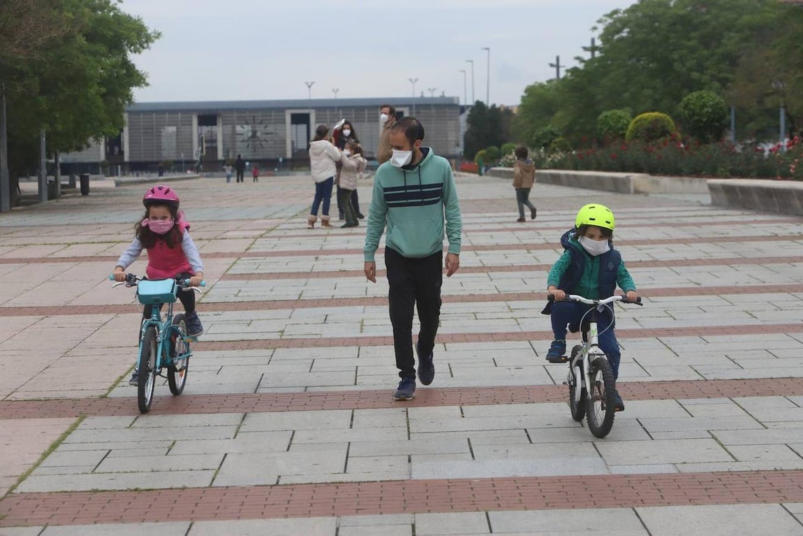 En imágenes, la primera salida de los niños a la calle en Córdoba (II)