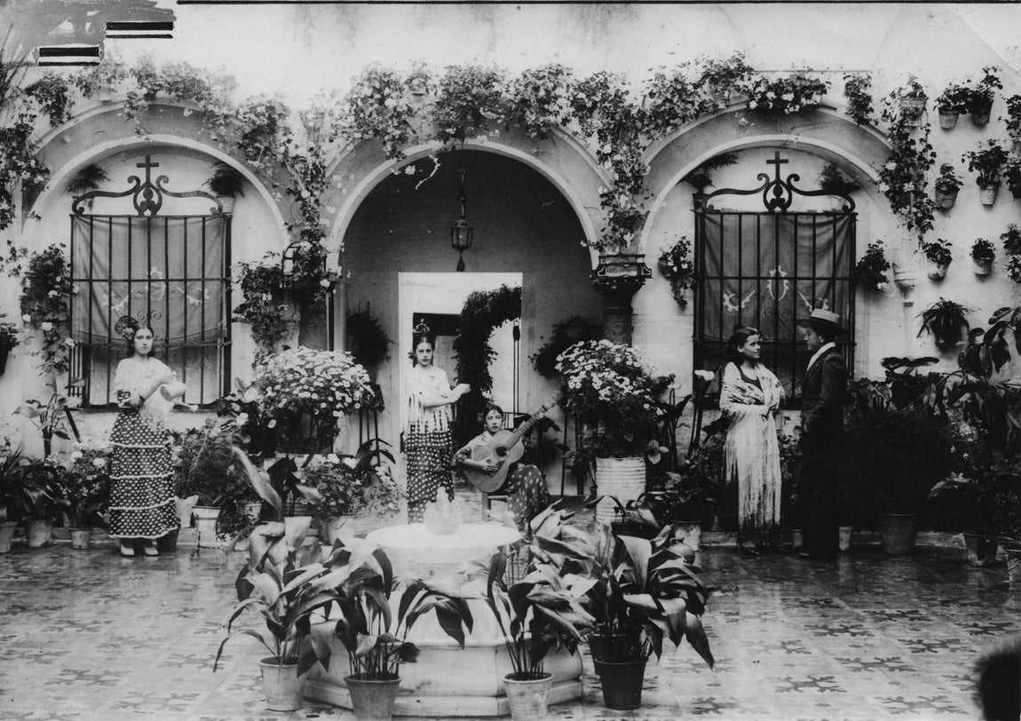 Patios de Córdoba | Una mirada en blanco y negro por una belleza centenaria